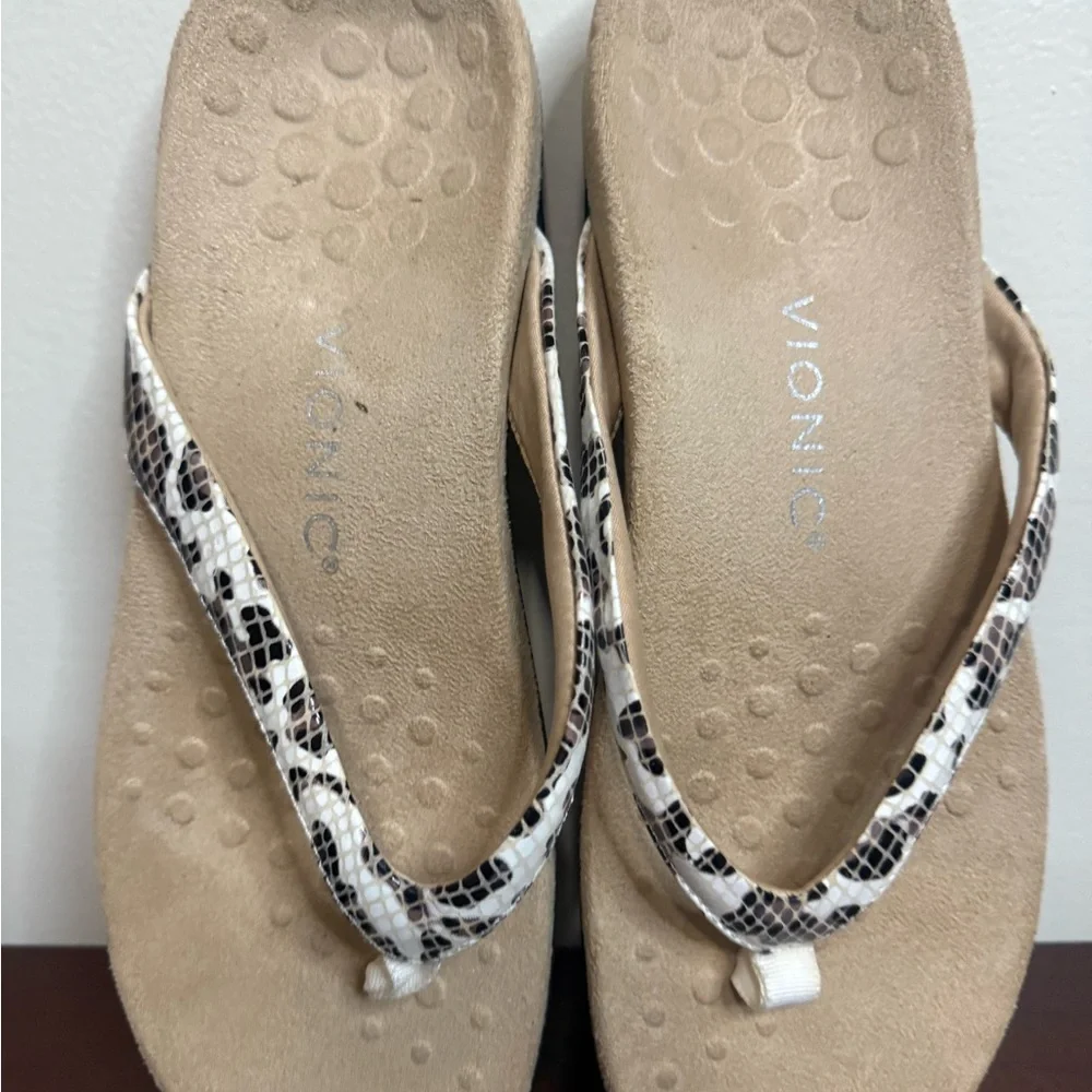 Vionic Tan and Black leopard Patterned Sandals in women’s size 9